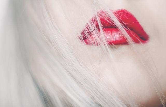 blond vlasy na rtech